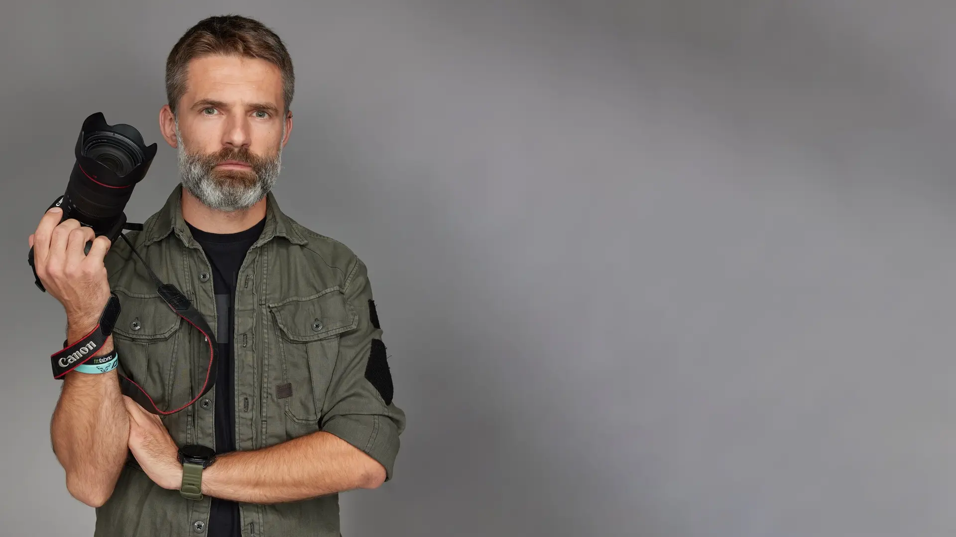 Zabiegany Fotografik Konrad Ciężki z aparatem