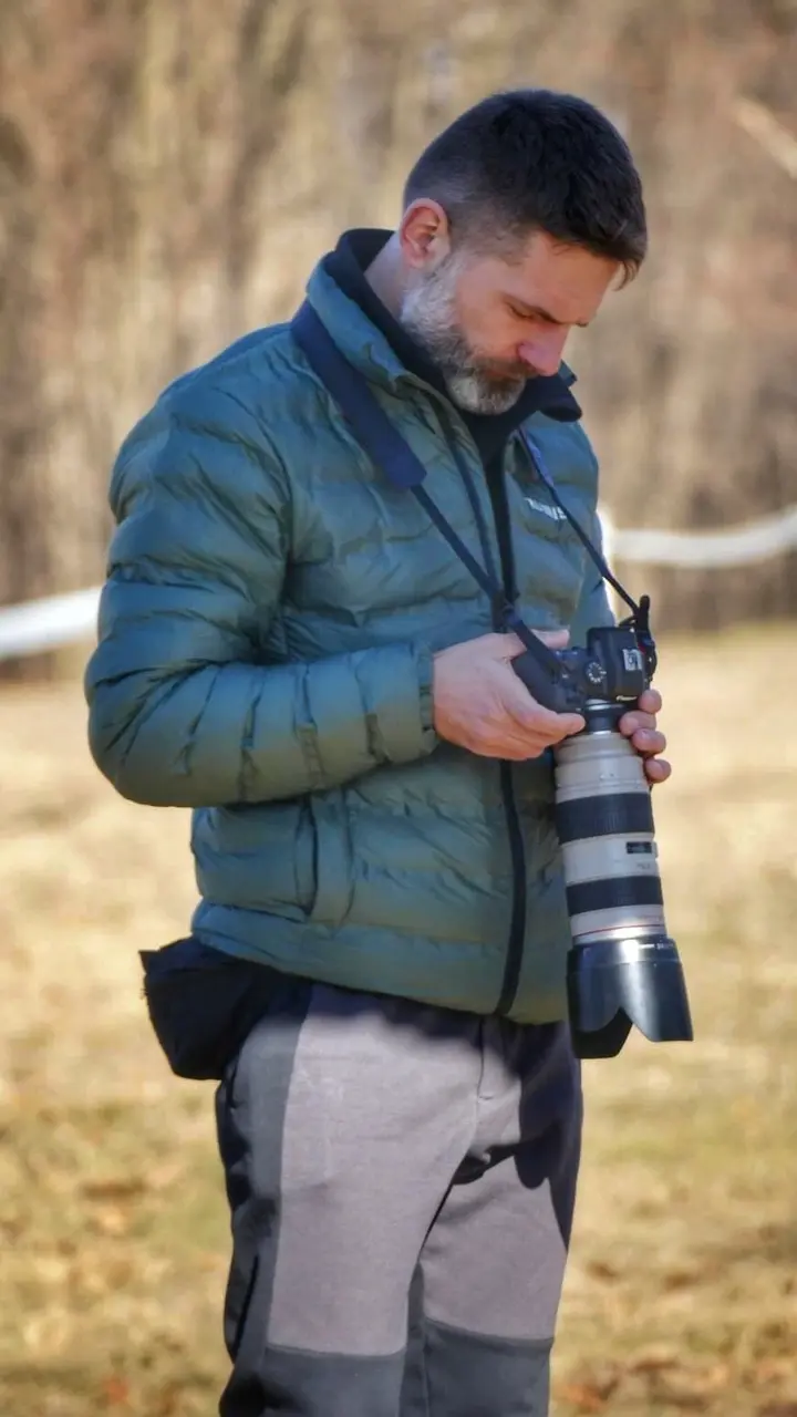 Zabiegany Fotografik Konrad Ciężki biega